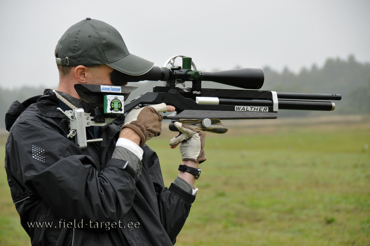 Aron valib püssi lipsu värvi järgi